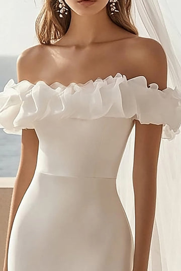 Robe de mariée moulante en satin blanc à épaules dénudées